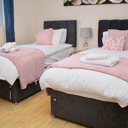 Contractor's Haven: Pet-Friendly 4-Bedroom with Free Parking and Fast Wi-Fi Aylesbury  Exterior photo