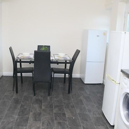 Contractor's Haven: Pet-Friendly 4-Bedroom with Free Parking and Fast Wi-Fi Aylesbury  Exterior photo