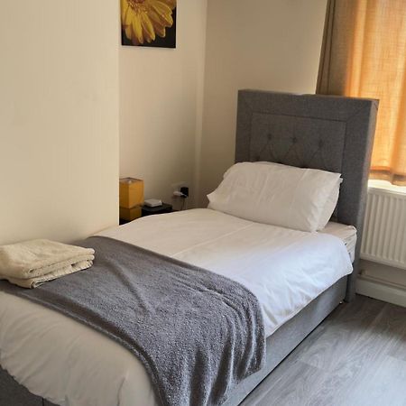 Contractor's Haven: Pet-Friendly 4-Bedroom with Free Parking and Fast Wi-Fi Aylesbury  Exterior photo