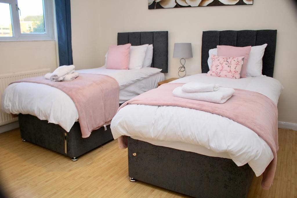 Contractor's Haven: Pet-Friendly 4-Bedroom with Free Parking and Fast Wi-Fi Aylesbury  Exterior photo
