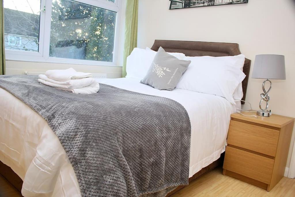 Contractor's Haven: Pet-Friendly 4-Bedroom with Free Parking and Fast Wi-Fi Aylesbury  Exterior photo