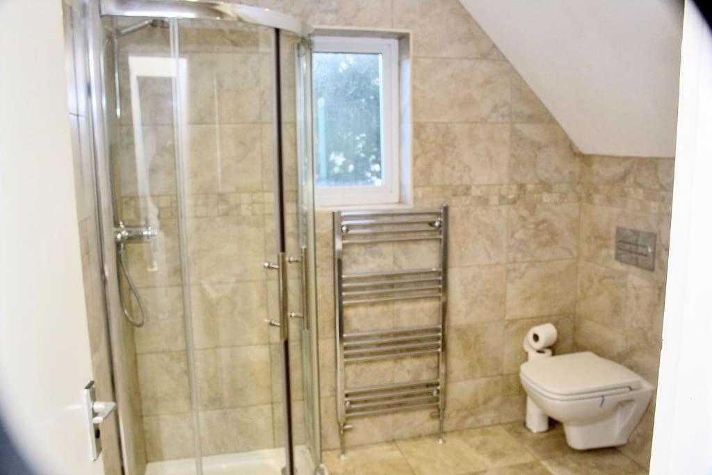 Contractor's Haven: Pet-Friendly 4-Bedroom with Free Parking and Fast Wi-Fi Aylesbury  Exterior photo