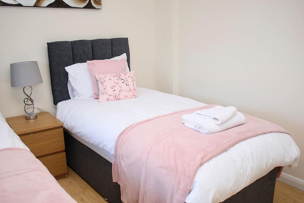 Contractor's Haven: Pet-Friendly 4-Bedroom with Free Parking and Fast Wi-Fi Aylesbury  Exterior photo