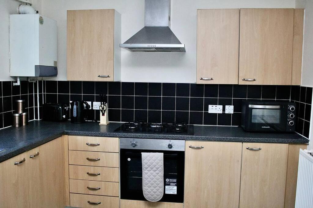Contractor's Haven: Pet-Friendly 4-Bedroom with Free Parking and Fast Wi-Fi Aylesbury  Exterior photo