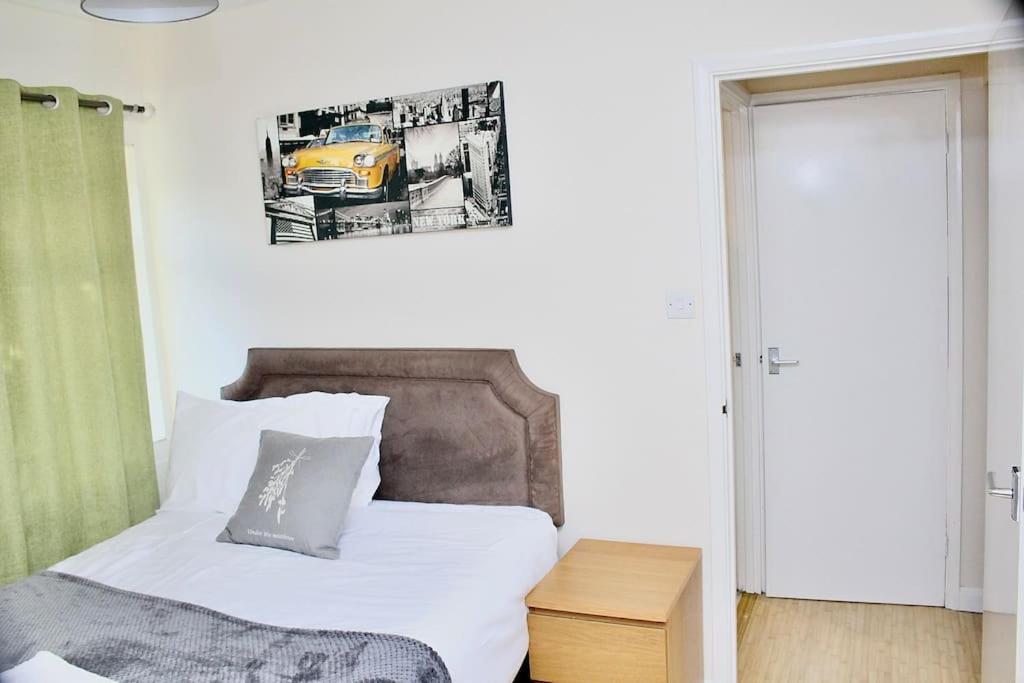 Contractor's Haven: Pet-Friendly 4-Bedroom with Free Parking and Fast Wi-Fi Aylesbury  Exterior photo