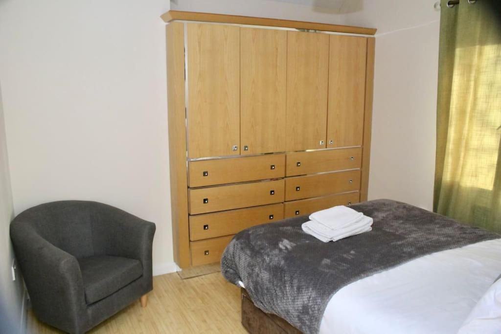 Contractor's Haven: Pet-Friendly 4-Bedroom with Free Parking and Fast Wi-Fi Aylesbury  Exterior photo