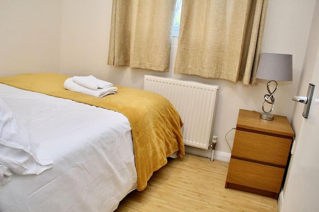 Contractor's Haven: Pet-Friendly 4-Bedroom with Free Parking and Fast Wi-Fi Aylesbury  Exterior photo