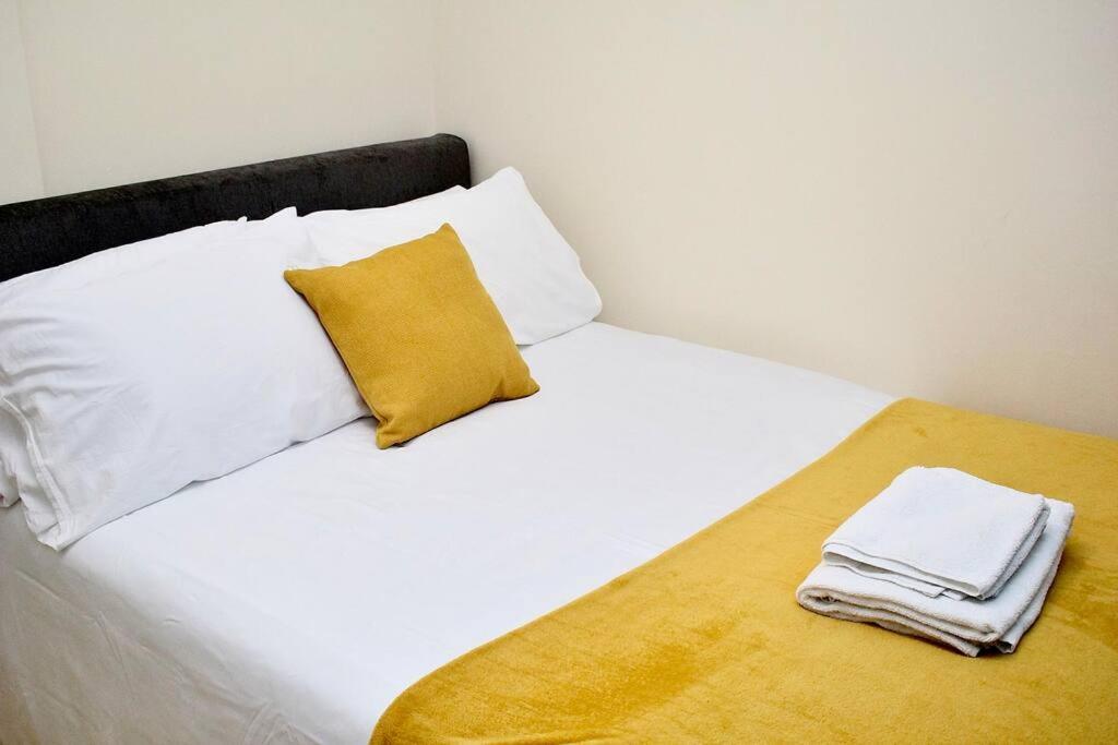 Contractor's Haven: Pet-Friendly 4-Bedroom with Free Parking and Fast Wi-Fi Aylesbury  Exterior photo