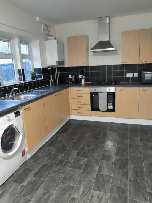 Contractor's Haven: Pet-Friendly 4-Bedroom with Free Parking and Fast Wi-Fi Aylesbury  Exterior photo