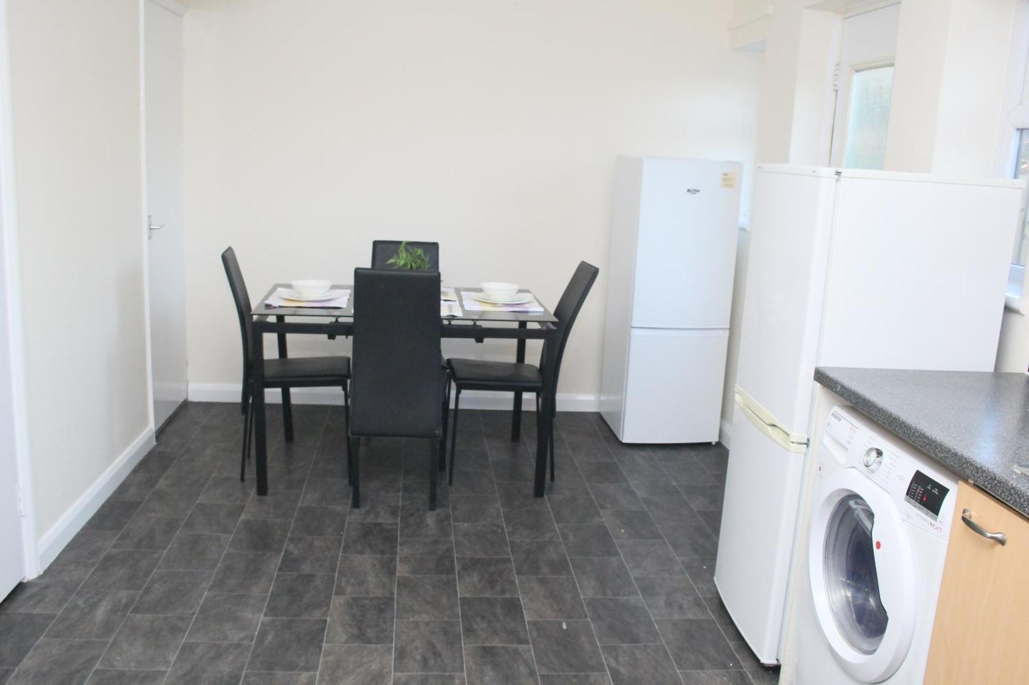 Contractor's Haven: Pet-Friendly 4-Bedroom with Free Parking and Fast Wi-Fi Aylesbury  Exterior photo