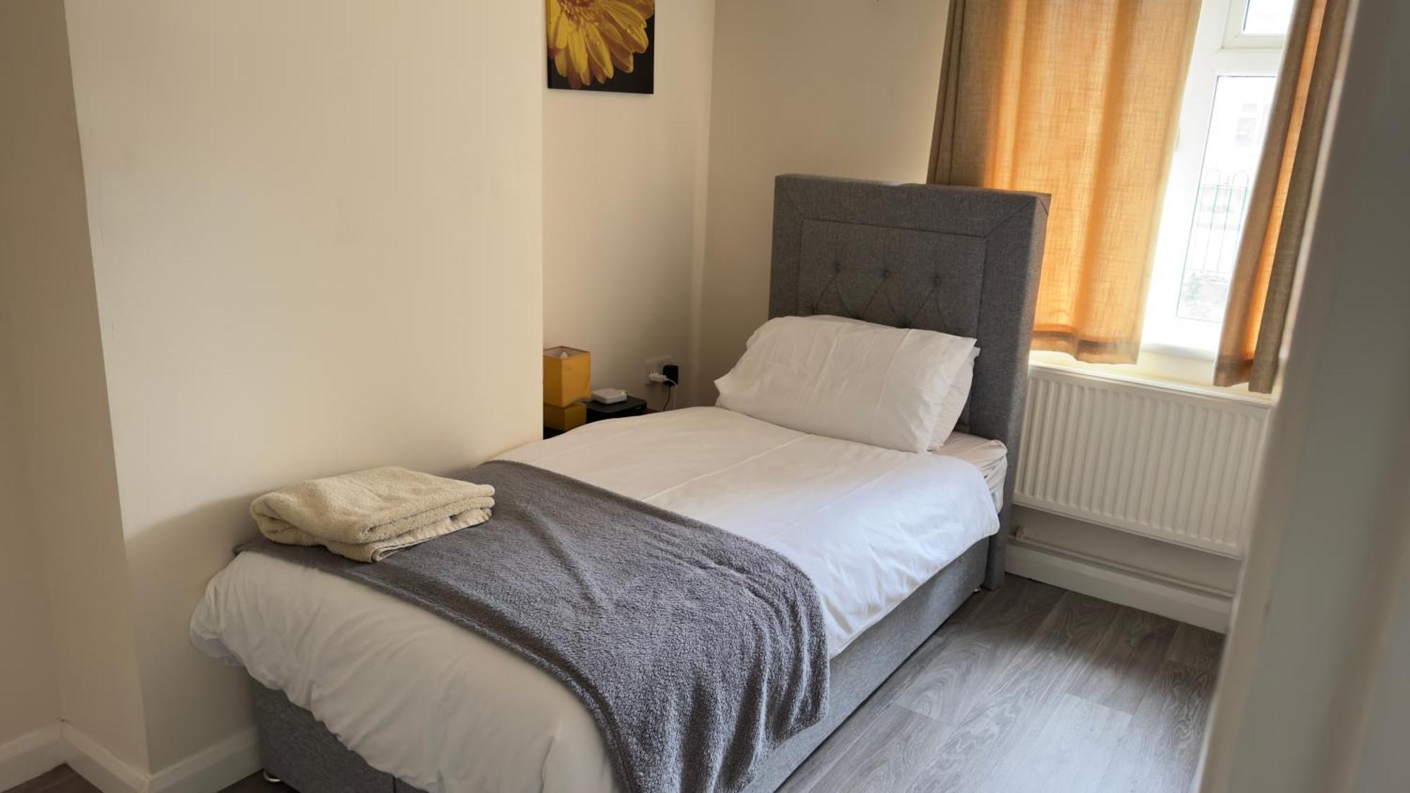 Contractor's Haven: Pet-Friendly 4-Bedroom with Free Parking and Fast Wi-Fi Aylesbury  Exterior photo