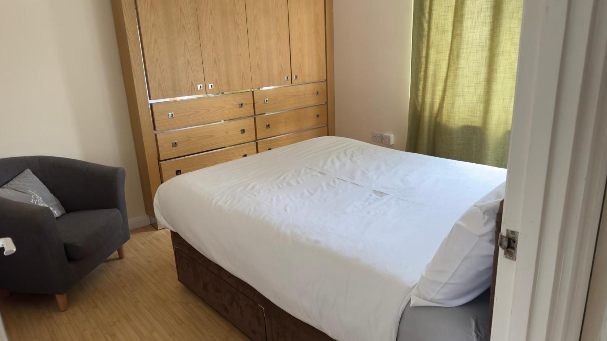 Contractor's Haven: Pet-Friendly 4-Bedroom with Free Parking and Fast Wi-Fi Aylesbury  Exterior photo