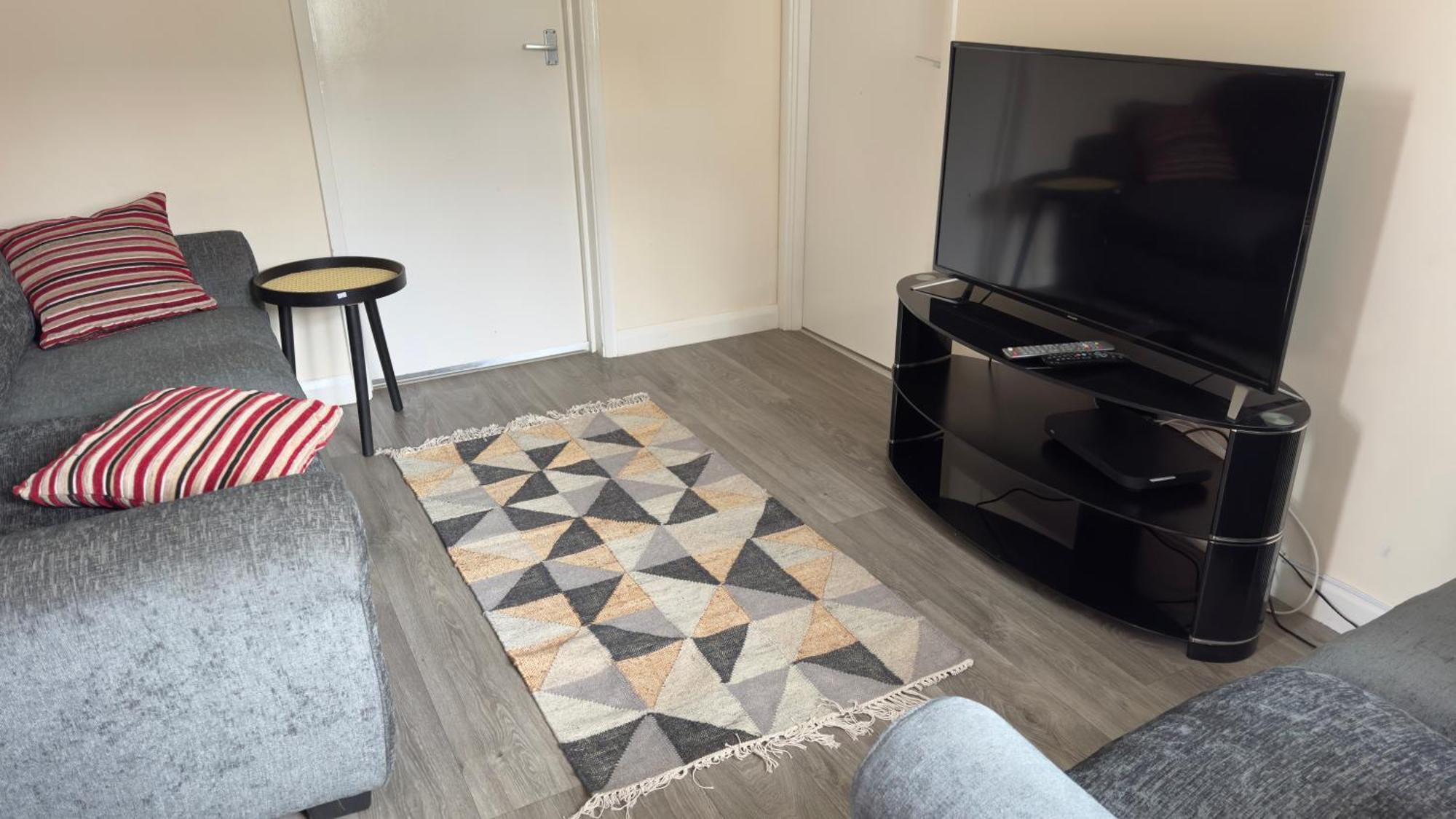 Contractor's Haven: Pet-Friendly 4-Bedroom with Free Parking and Fast Wi-Fi Aylesbury  Exterior photo